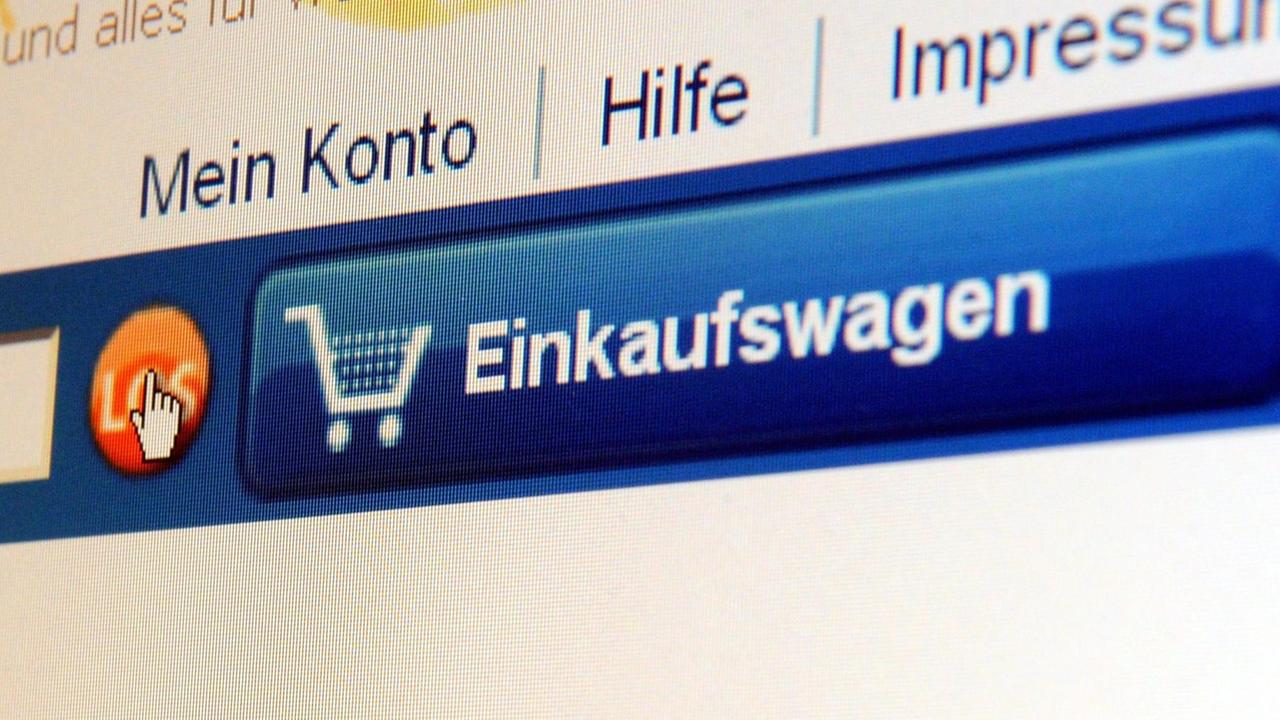 Der Mousezeiger eines Computers zeigt  auf einer Seite des Internet-Handels von Amazon auf die Funktion Einkaufswagen