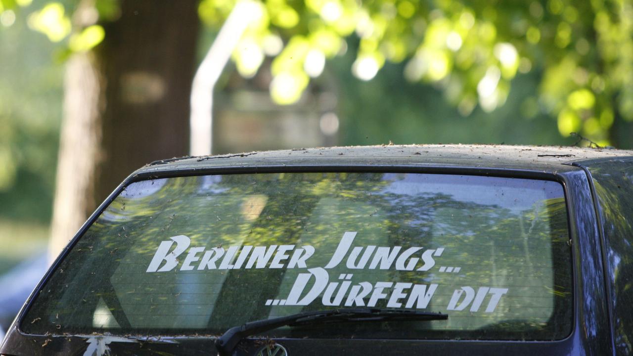 Der Schriftzug "Berliner Jungs' dürfen dit" steht in Berlin-Köpenick auf der Heckscheibe eines Kleinwagens.