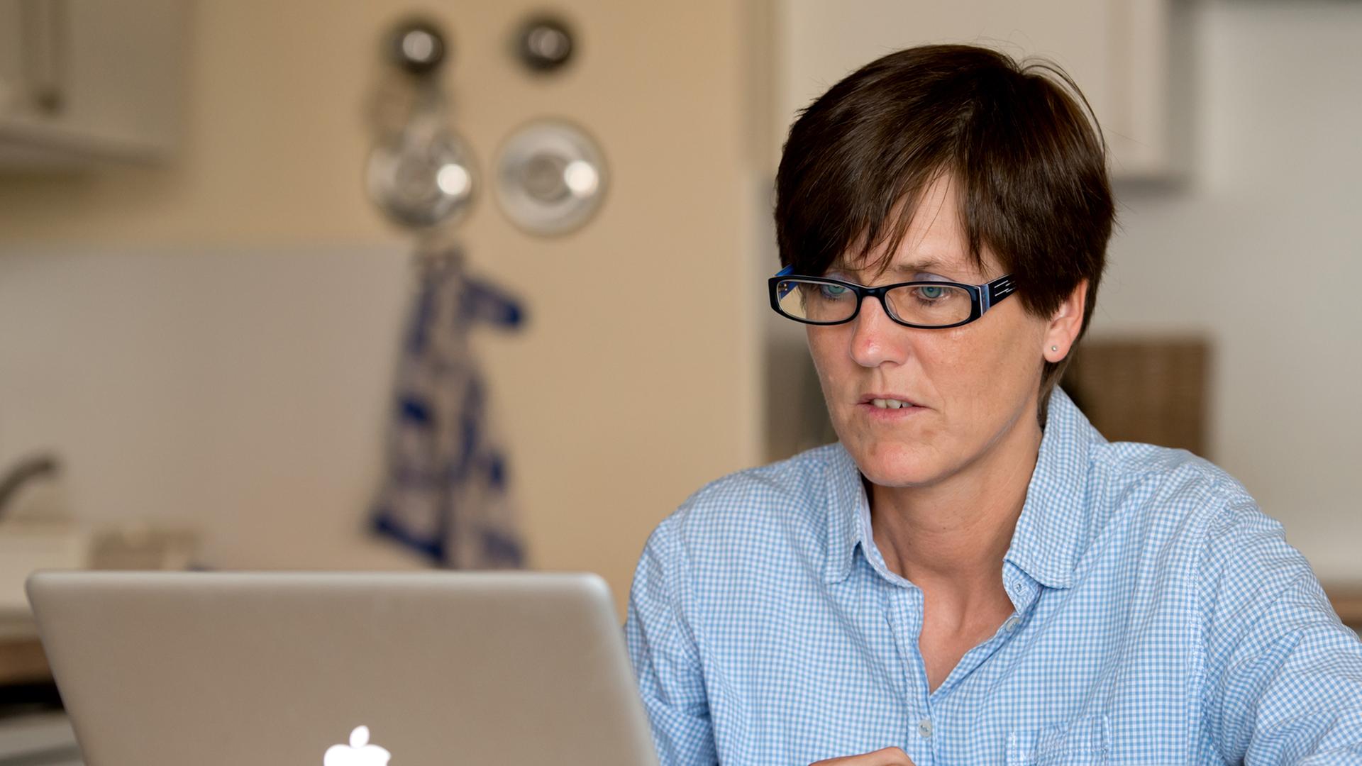 Die inzwischen freigestellte Mitarbeiterin des Hamburger Jobcenters, Inge Hannemann, sitzt am 05.08.2013 in ihrer Wohnung in Hamburg an einem Computer. Hannemann, zuständig für Hartz IV-Bezieher, lehnt das «System Hartz IV» lautstark als menschenunwürdig ab. Dafür wurde sie suspendiert und wehrt sich dagegen ab dem 28.08.2013 vor dem Amtsgericht in Hamburg.