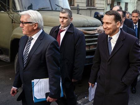 Bundesaußenminister Frank-Walter Steinmeier (SPD) und sein polnischer Amtskollege Radoslaw Sikorski zu Gesprächen in Kiew