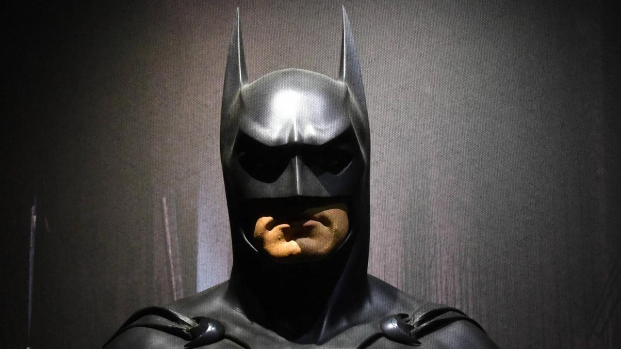 Ein Batman-Kostüm, das von Schauspieler George Clooney in dem Film "Batman & Robin" von 1997 getragen wurde.