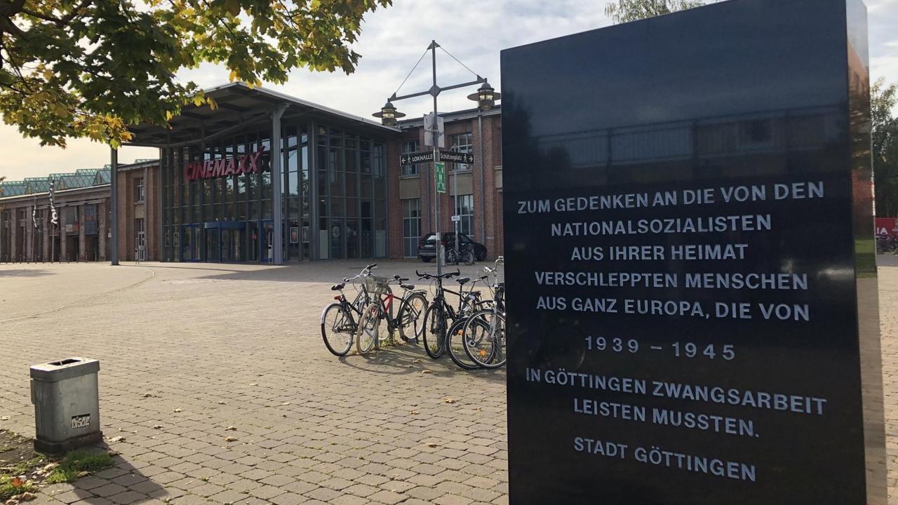 Gedenkstein vor der "Lokhalle" in Göttingen mit der Inschrift: "Zum Gedenken an die von den Nationalsozialisten aus ihrer Heimat verschleppten Menschen aus ganz Europa, die von 1935 - 1945 in Göttingen Zwangsarbeit leisten mussten. Stadt Göttingen"