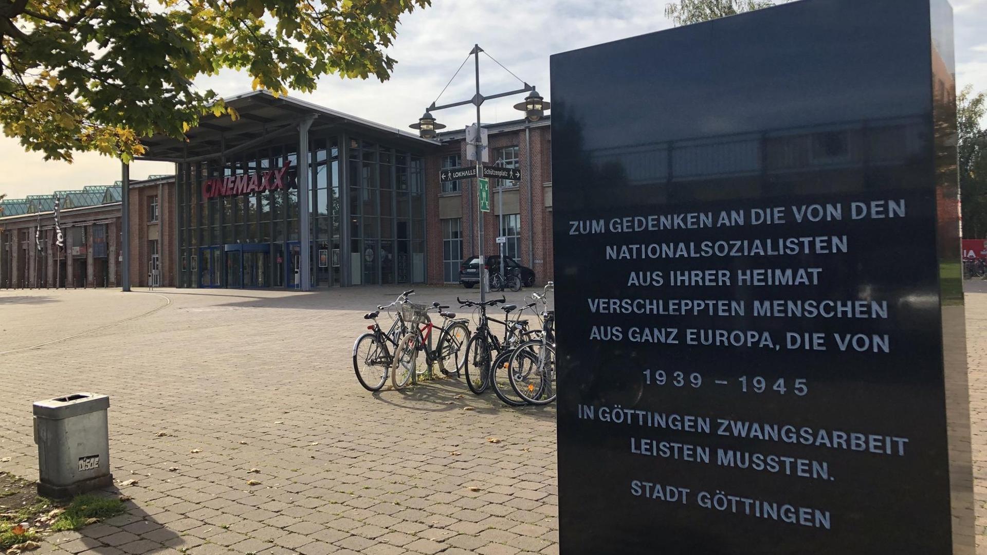 Gedenkstein vor dem Bahnhof in Göttingen mit der Inschrift: "Zum Gedenken an die von den Nationalsozialisten aus ihrer Heimat verschleppten Menschen aus ganz Europa, die von 1935 - 1945 in Göttingen Zwangsarbeit leisten mussten. Stadt Göttingen" Gedenkstein vor dem Bahnhof in Göttingen mit der Inschrift: "Zum Gedenken an die von den Nationalsozialisten aus ihrer Heimat verschleppten Menschen aus ganz Europa, die von 1935 - 1945 in Göttingen Zwangsarbeit leisten mussten. Stadt Göttingen"