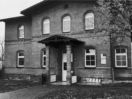 Altscherbitz Station 19 - Zu DDR-Zeiten Ort einer Verwahrpsychiatrie für behinderte Kinder. Heute ist im Gebäude eine Tagesklinik für Suchtpatienten.