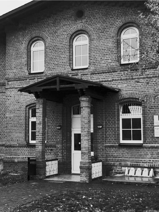 Altscherbitz Station 19 - Zu DDR-Zeiten Ort einer Verwahrpsychiatrie für behinderte Kinder. Heute ist im Gebäude eine Tagesklinik für Suchtpatienten.