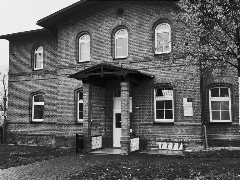Altscherbitz Station 19 - Zu DDR-Zeiten Ort einer Verwahrpsychiatrie für behinderte Kinder. Heute ist im Gebäude eine Tagesklinik für Suchtpatienten.