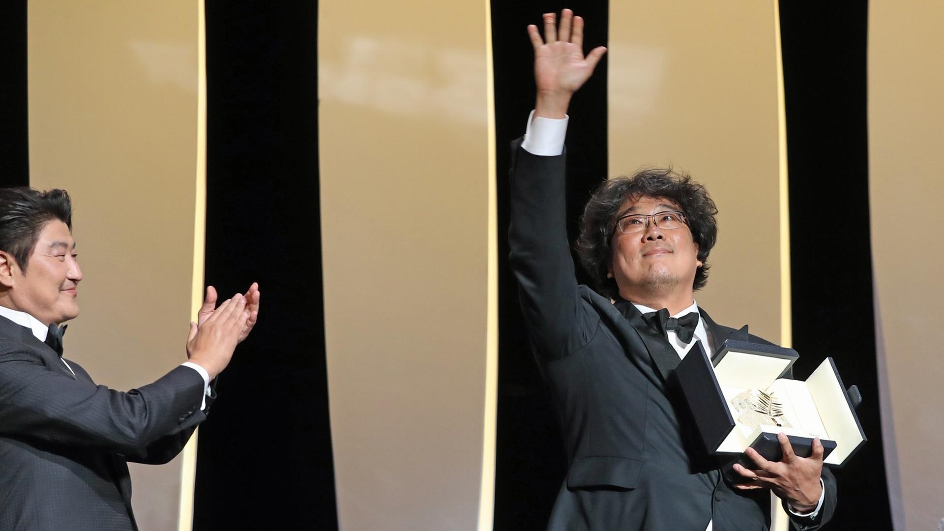 Der Regisseur Bong Joon Ho freut sich über die "Goldene Palme".