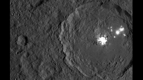 Die hellen Flecken im Krater Occator gelten als Hinweis auf Kryovulkanismus in jüngerer Vergangenheit.