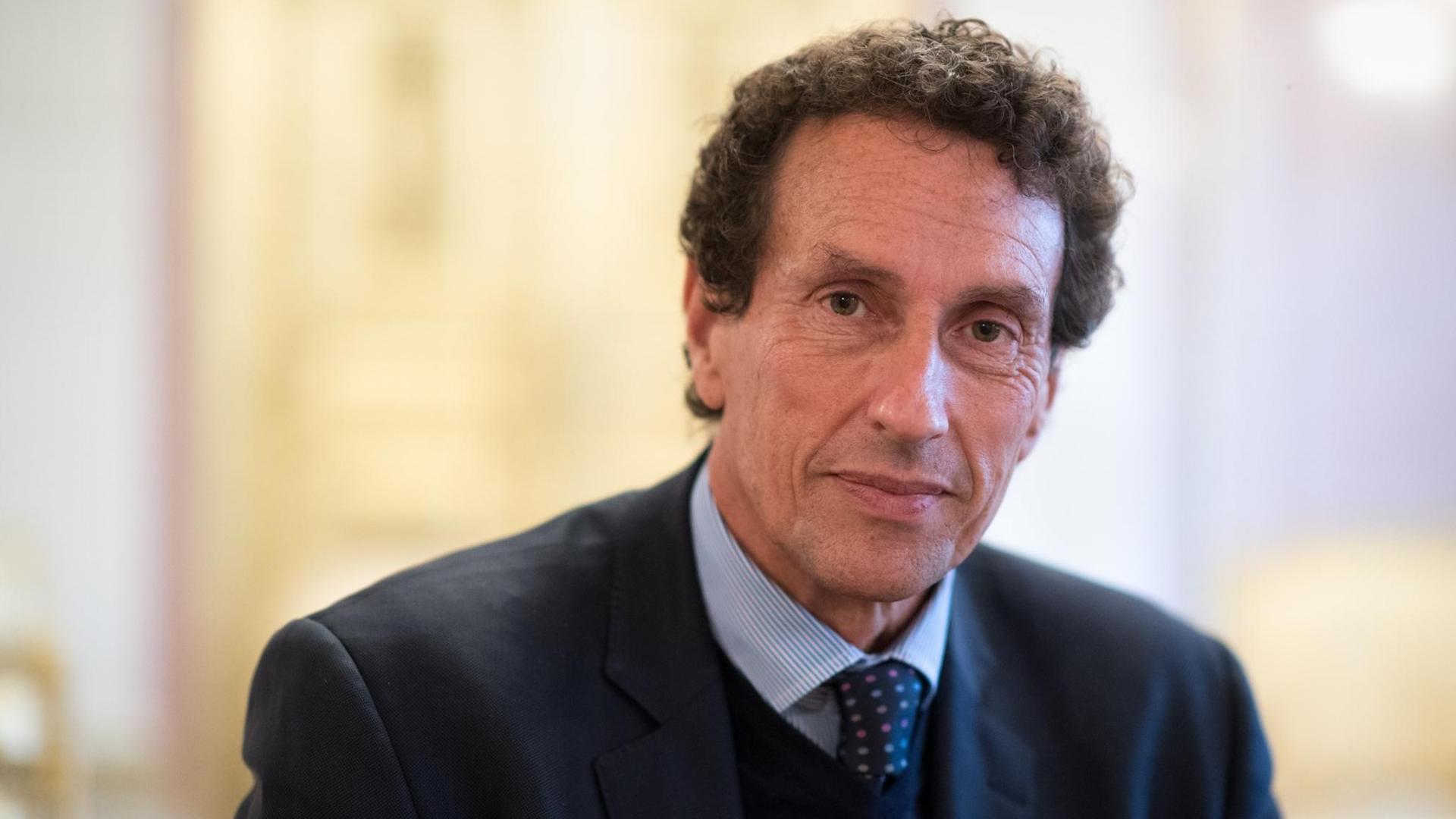 Der Philosoph Julian Nida-Rümelin blickt am 25.10.2016 bei der Verleihung der Bayerischen Europa-Medaille im Prinz-Carl-Palais in München (Bayern) in die Kamera. Der frühere Kulturstaatssekretär Nida-Rümelin steht laut Staatsregierung als Priesträger «für unser gemeinsames europäisches Erbe von Humanismus und Aufklärung und ist damit auch ein Vorbild der europäischen Idee»