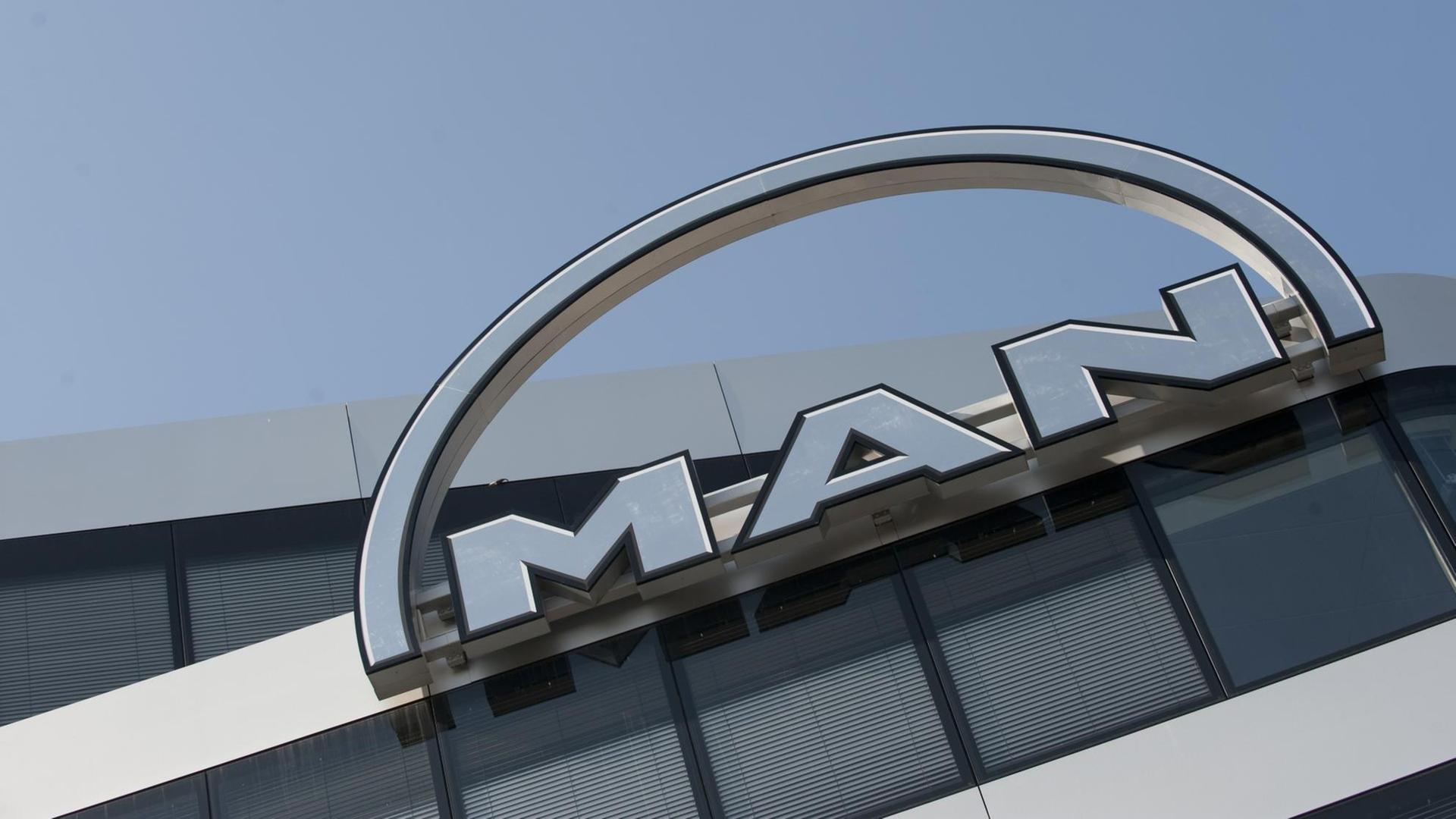 Das Logo des Lkw-Herstellers MAN an der Firmenzentrale in München 