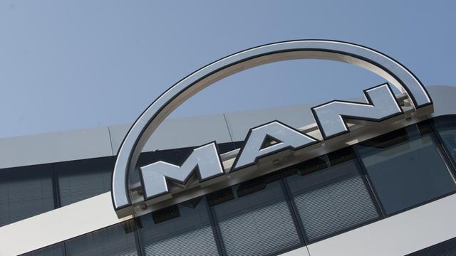 Das Logo des LKW-Herstellers MAN ist an der Firmenzentrale in München (Oberbayern) zu sehen.