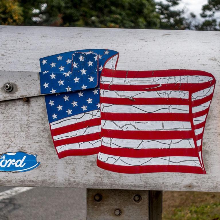 Ein typischer Briefkasten mit einer wehenden US-Flagge steht an einer Straße unweit von Boston, Massachusetts