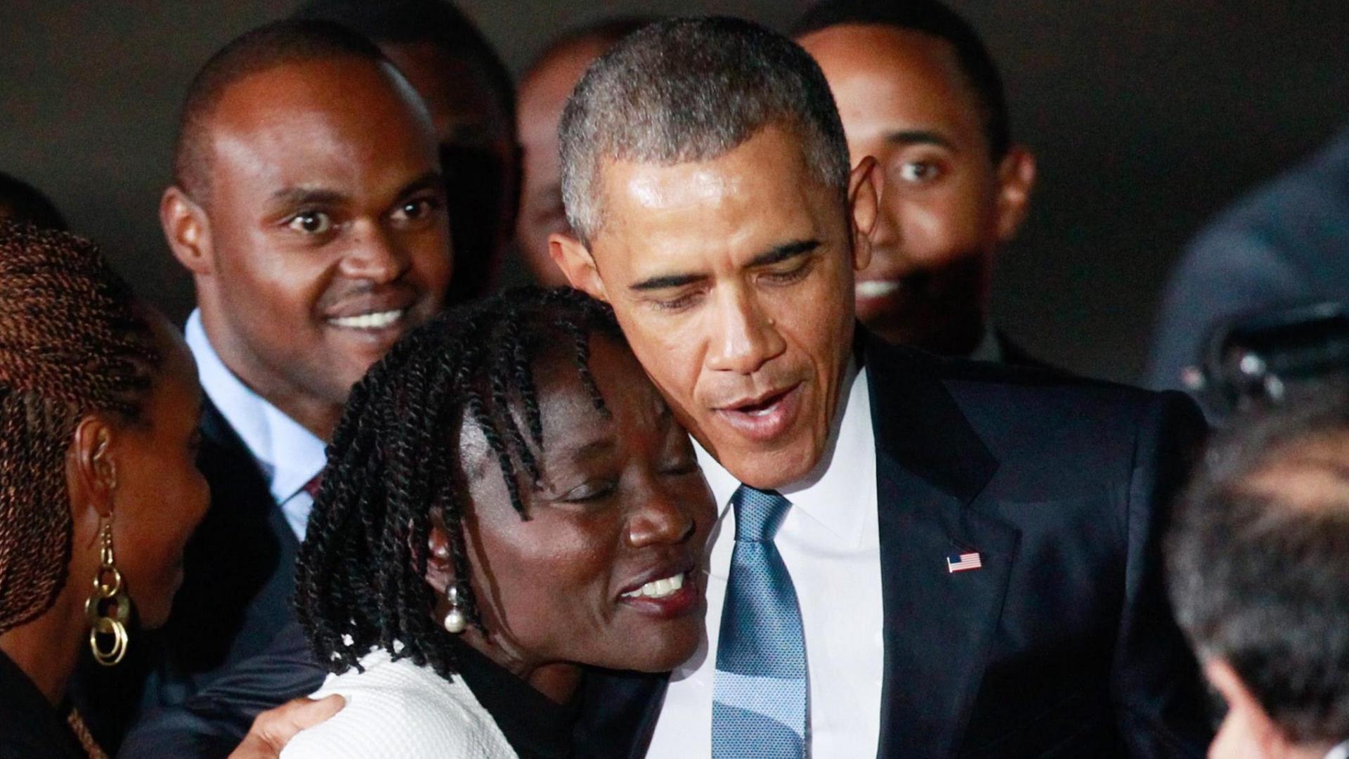 US-Präsident Barack Obama umarmt seine Halbschwester Auma Obama auf dem Jomo Kenyatta Flughafen in der kenianischen Hauptstadt Nairobi.