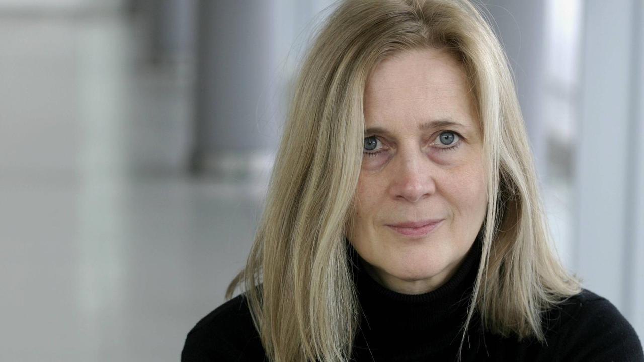 Porträtfoto einer Frau mit langen blonden Haaren in mittleren Jahren, die schwedische Schriftstellerin Katarina Frostenson