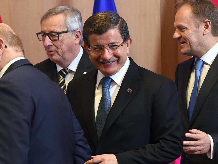 EU-Parlamentspräsident Martin Schulz, EU-Kommissionspräsident Jean-Claude Juncker, der türkische Ministerpräsident Ahmet Davutoglu and EU-Ratspräsident Donald Tusk (von links nach rechts)