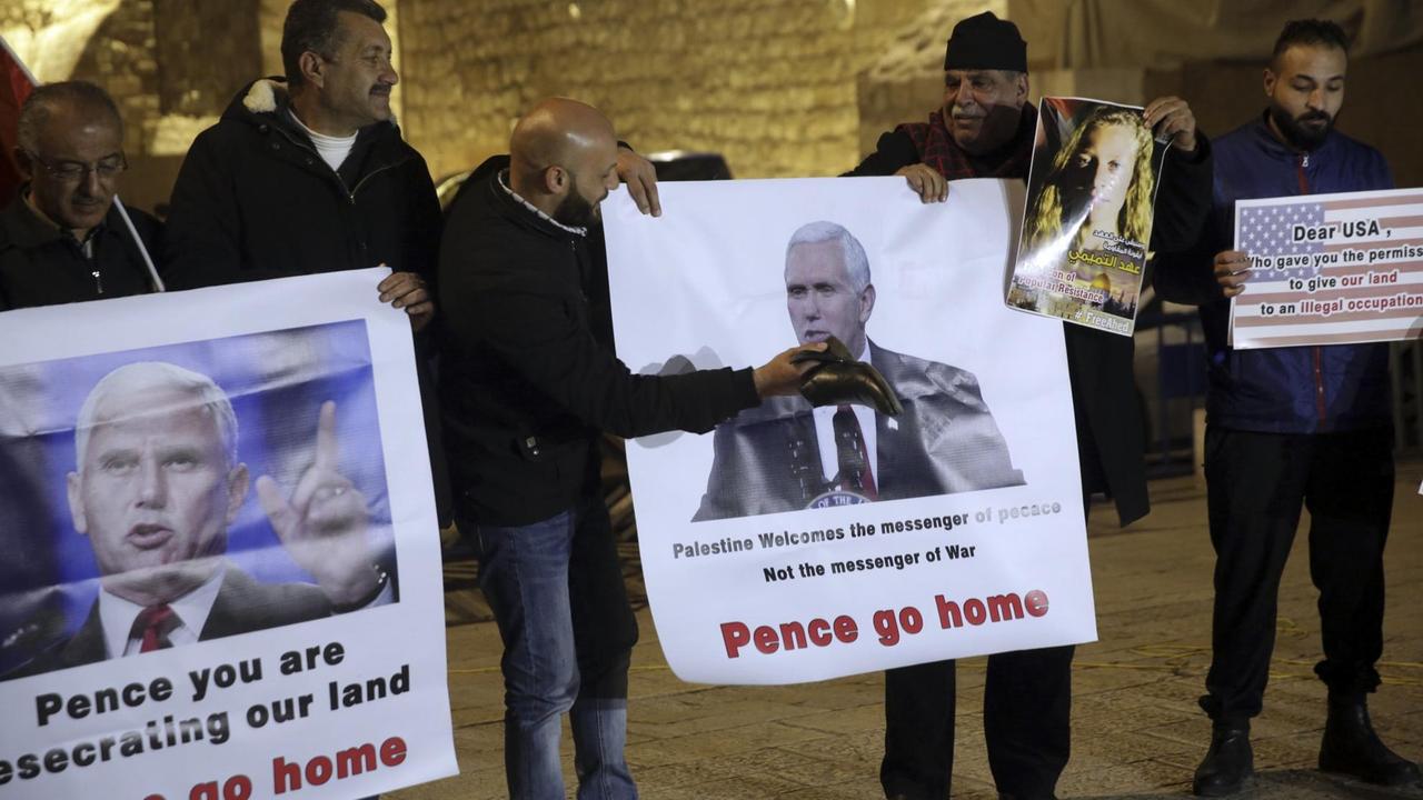Palästinenser protestieren in Bethlehem am Sonntag, 21. Januar, gegen den Besuch von US-Vizepräsident Mike Pence. Palästinenser protestieren in Bethlehem am Sonntag, 21. Januar, gegen den Besuch von US-Vizepräsident Mike Pence.