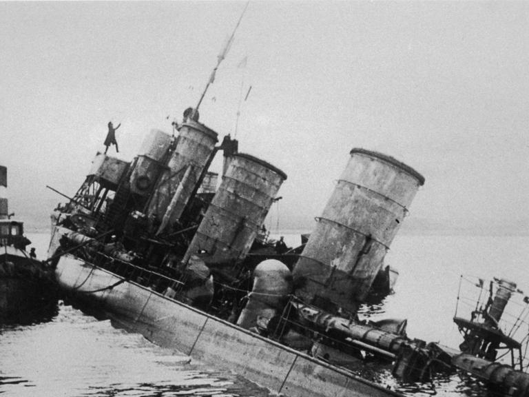 Ein Zerstörer der deutschen Flotte in Schieflage.
