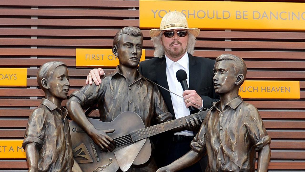 Der Musiker und Sänger Barry Gibb freut sich über die Enthüllung der Bee Gees-Statue in der australischen Stadt Redcliffe im Februar 2013.