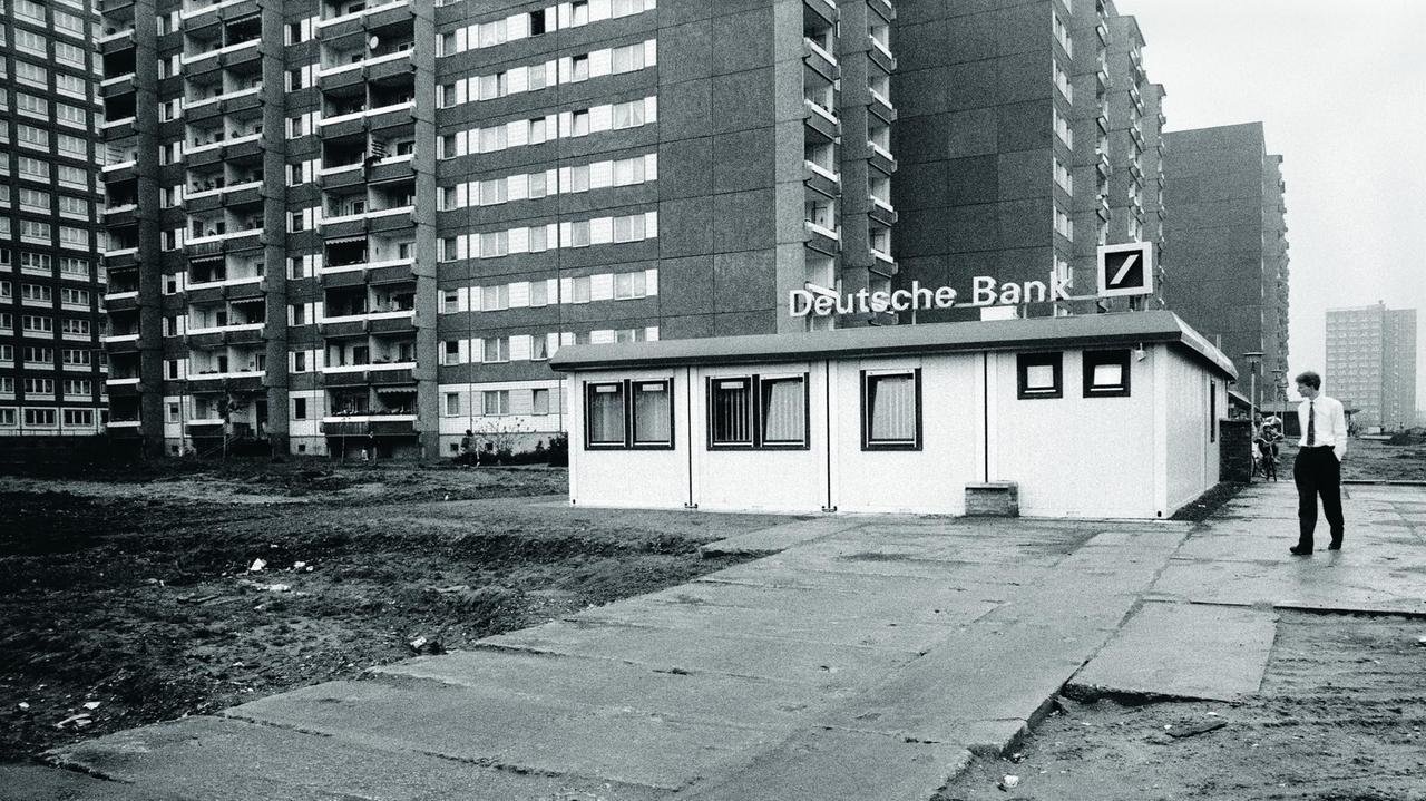 Eine Containerfiliale der Deutschen Bank im Neubaugebiet Leipzig-Grünau im August 1990.