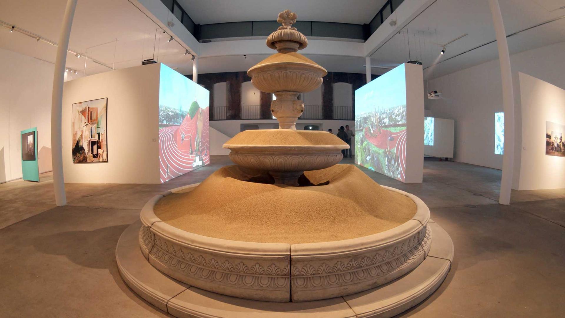 Die Installation "Sandfountain" von Klaus Weber ist im Rahmen der Art Week am 14.09.2015 im KW Institute for Contemporary Art in Berlin zu sehen.