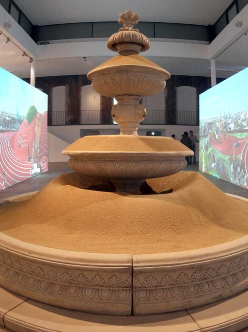 Die Installation "Sandfountain" von Klaus Weber ist im Rahmen der Art Week am 14.09.2015 im KW Institute for Contemporary Art in Berlin zu sehen.