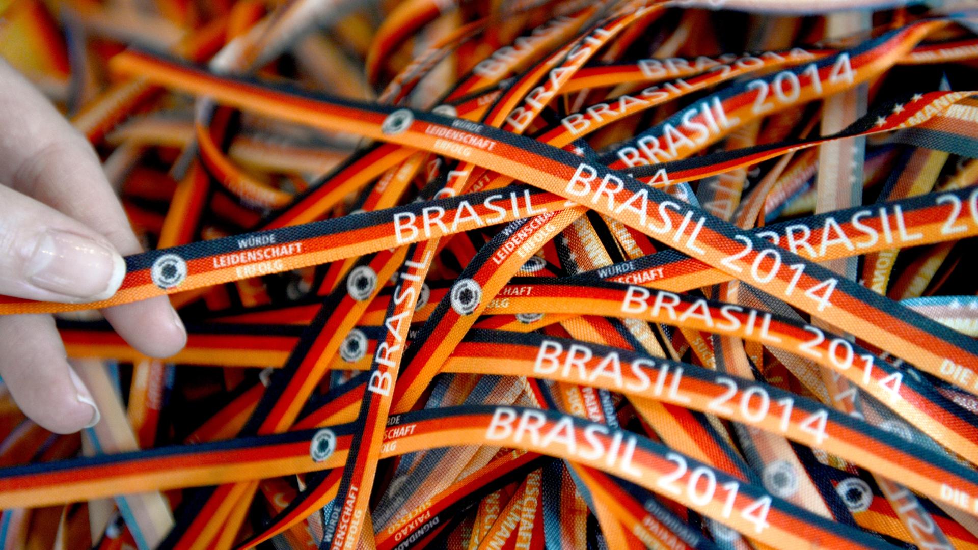 Brasilianische Glücksbändchen, Bonfim genannt, liegen am 08.05.2014 in der Zentrale des Deutschen Fußball-Bundes (DFB) in Frankfurt am Main (Hessen) am Rande einer Pressekonferenz auf einem Tisch. Die Fußball-WM 2014 findet vom 12. Juni bis 13. Juli in Br