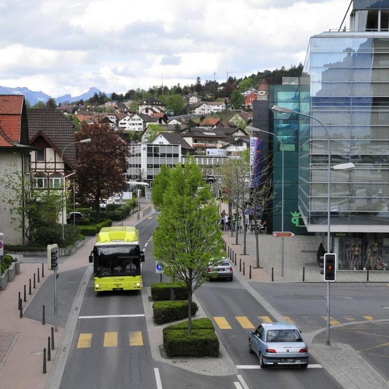 Blick auf die Hauptdurchgangsstraße von Vaduz im Fürstentum Liechtenstein