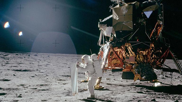 Mondoberfläche: Der US-Astronaut Buzz Aldrin entfaltet auf der Mondoberfläche das "Solar Wind Composition Experiment".
