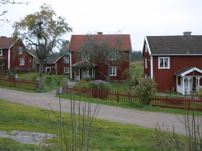 Die Häuser, die in den Astrid-Lindgren-Geschichten "Wir Kinder aus Bullerbü" der Nord-, Mittel- und Südhof sind, stehen im Dorf Sevedstorp nahe der Lindgren-Geburtsstadt Vimmerby (Foto vom 25.10.2007).