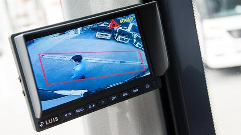 Der Monitor eines Abbiegeassistenten zeigt in einem Müllwagen der Stadtreinigung Hamburg einen Mann im Gefahrenbereich an