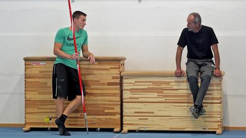 Der deutsche Speerwerfer Thomas Röhler (l) und sein Trainer Harro Schwuchow.