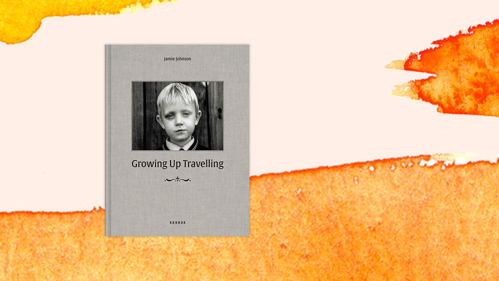 Das Porträt eines Kindes schaut dem Leser auf dem Cover des Buches "Growing Up Travelling" entgegen.