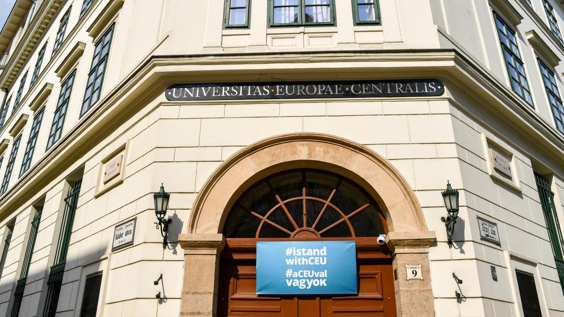 23.04.2018, Ungarn, Budapest: Die Central European University (CEU). Sie wurde vom US-Milliardär George Soros gegründet