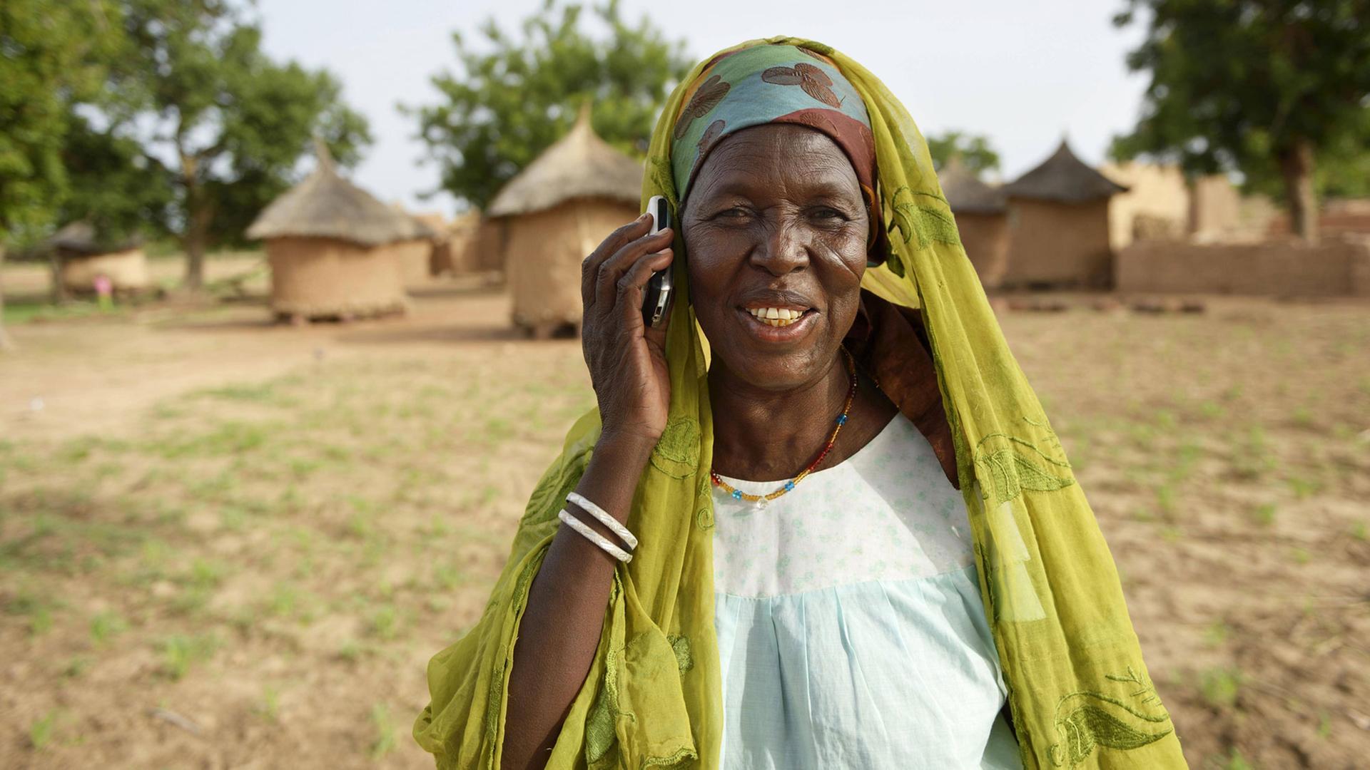 Eine Frau mit einem Mobiltelefon in Burkina Faso.