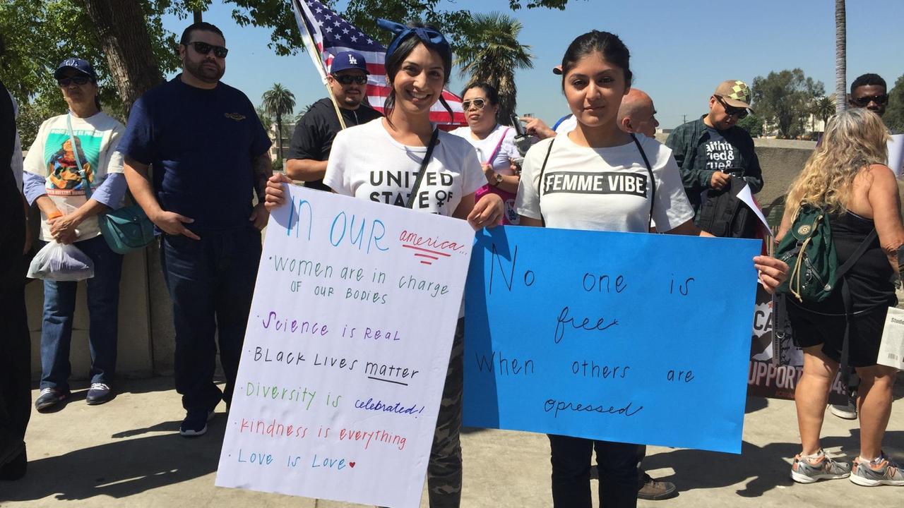 Aische Rawat und ihre Freundin bei einer Kundgebung gegen die Politik von US-Präsident Donald Trump am 1. Mai in Los Angeles.