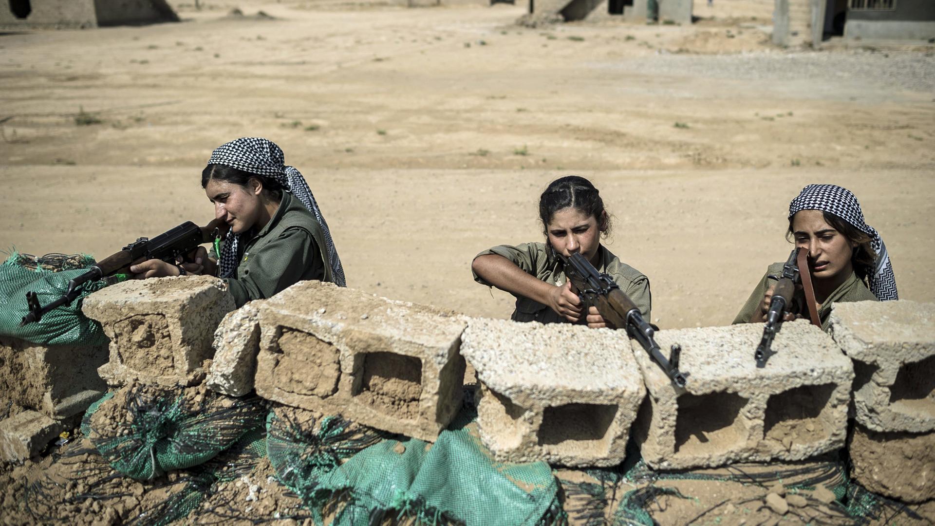 Kurdische Kämpferinnen in einem Militärcamp südlich von Kirkuk; Aufnahme vom September 2014