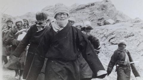 Tenzin Gyatso, der 14. Dalai Lama, bei seiner Flucht aus Tibet ins Exil nach Indien.