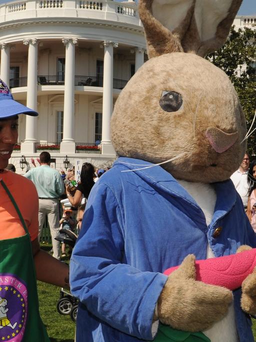 Die beliebte Kinderbuch-Figur Peter Rabbit beim Osterfest im Garten des Weißen Hauses in Washington