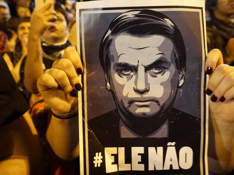 Studenten demonstrieren am 30. Oktober 2018 gegen Bolsonaro, der zum neuen Präsidenten Brasiliens gewählt wurde. Sie halten ein Plakat in die Höhe auf dem steht #EleNao (dt. "Er nicht").
