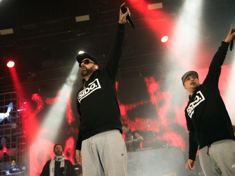 Hiphop-Star Sido (M.) singt in einem Rap-Battle am 17.Dezember 2015 gegen Rapper Haftbefehl in der Grugahalle in Essen.