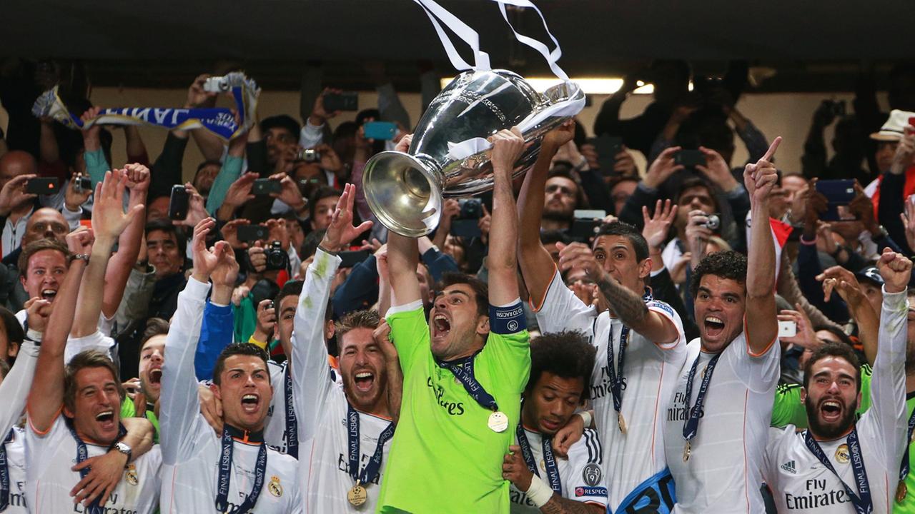 Die Spieler von Real Madrid freuen sich über den Sieg und halten den Pokal in die Luft. Die Spieler von Real Madrid freuen sich über den Sieg und halten den Pokal in die Luft.