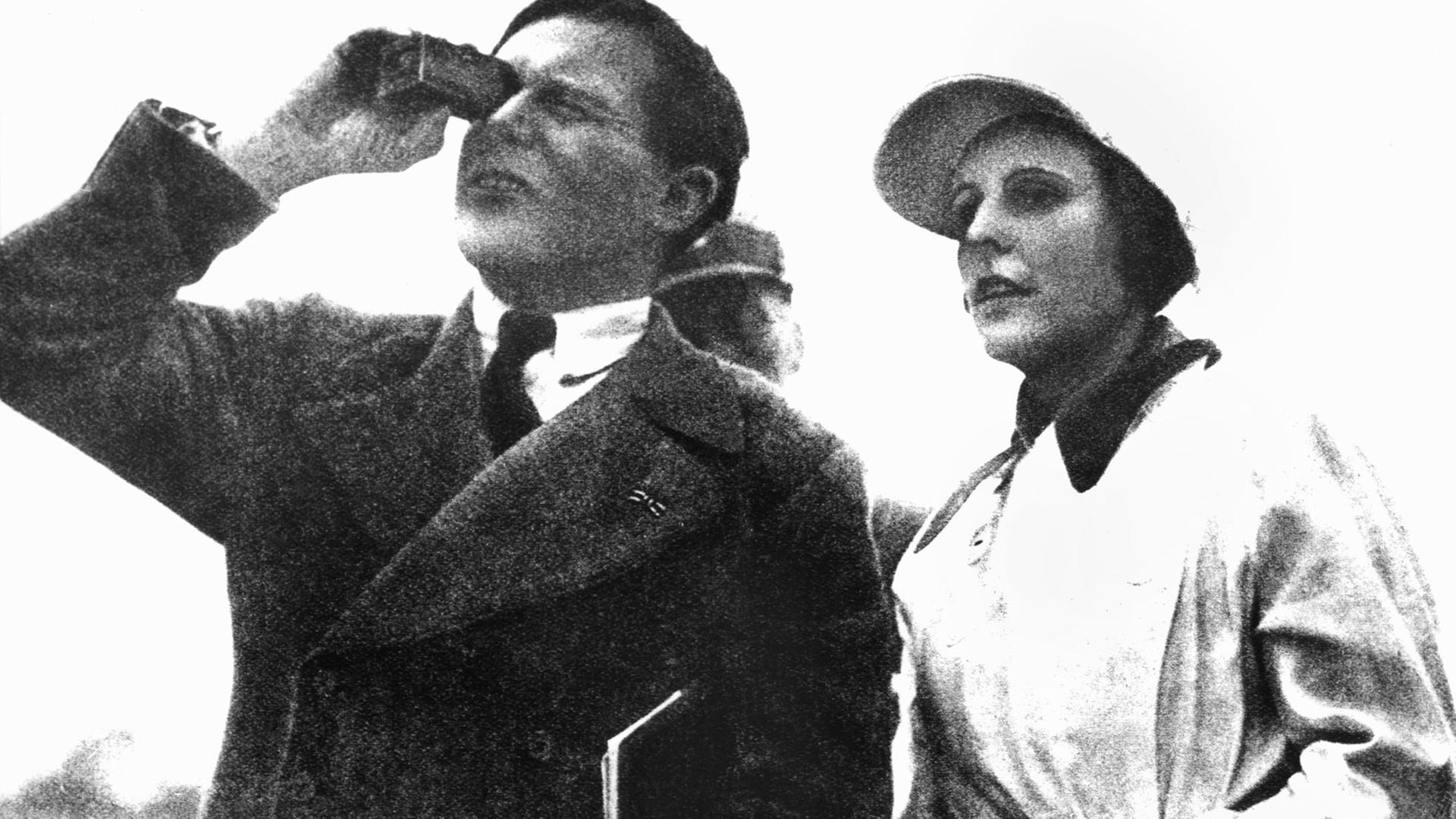 Die Regisseurin Leni Riefenstahl und der Kameramann Sepp Allgeier während des NSDAP-Parteitags im Jahr 1934 in Nürnberg.