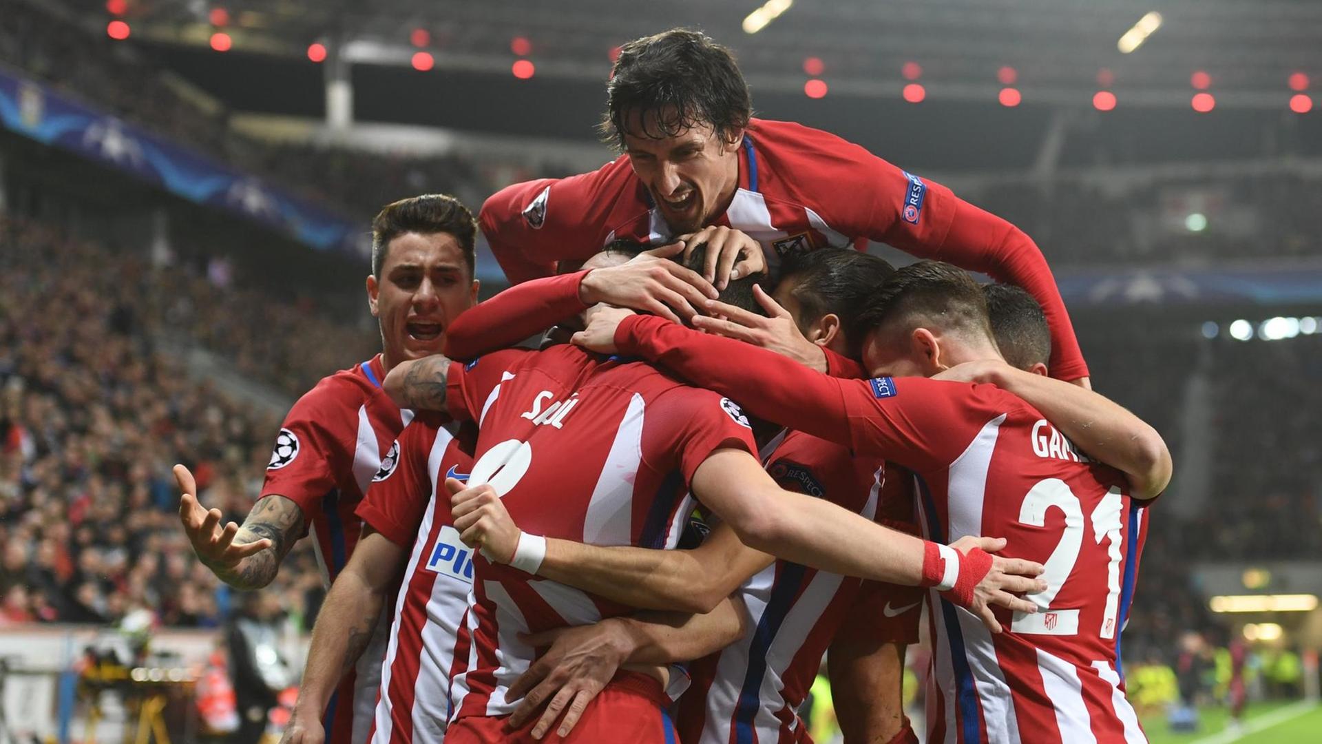 Spieler von Atlético Madrid freuen sich über das 1:0 im Achtelfinale der Champions-League bei Bayer Leverkusen.