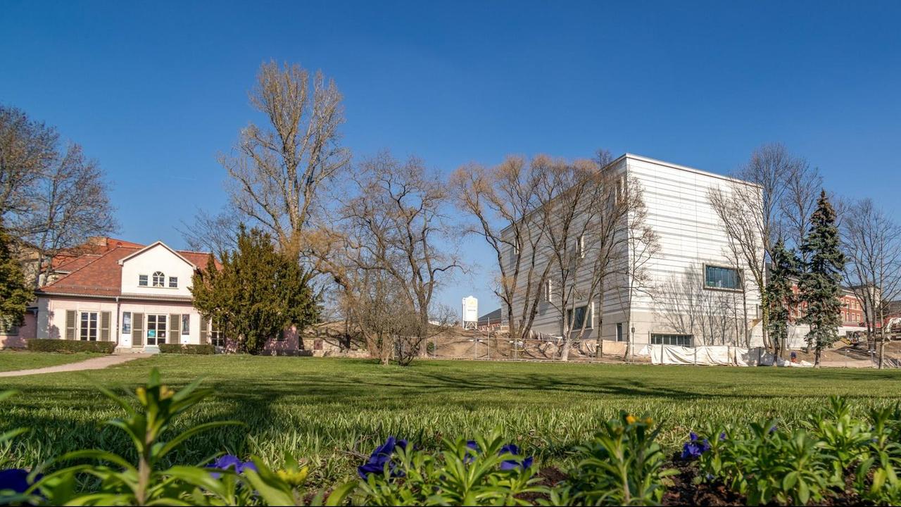 Der Neubau des Bauhaus-Museums im Weimarhallenpark im thüringischen Weimar, aufgenommen im März 2019