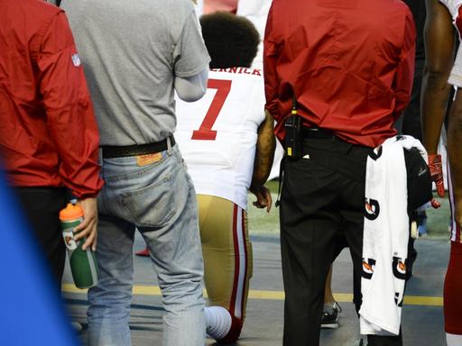 Der Quarterback der San Francisco 49ers, Colin Kaepernick, kniet während der Nationalhymne.