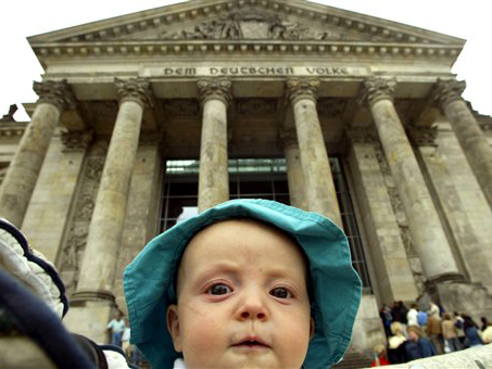 Der sechs Monate alte Hans schaut vor dem Berliner Reichstag aus seinem Kinderwagen. Der sechs Monate alte Hans schaut vor dem Berliner Reichstag aus seinem Kinderwagen.