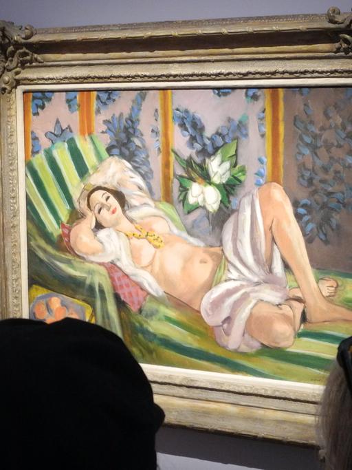 USA, New York: Besucher betrachten das Gemälde "Odalisque couchee aux magnolias" von Henri Matisse, das Teil der Privatsammlung des verstorbenen US-Milliardärs David Rockefeller war und im Auktionshaus Christie's in New York hängt.