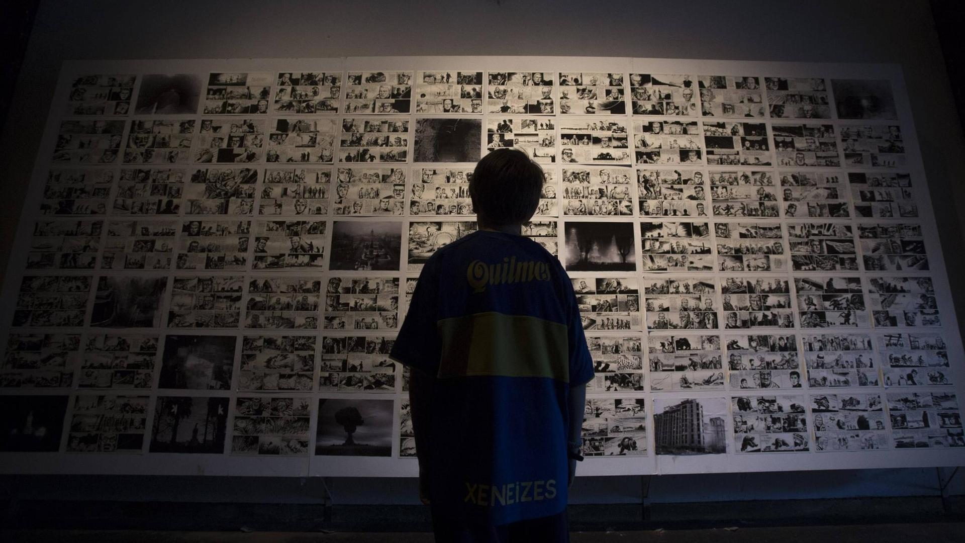 Ein Junge betrachtet die Seiten des Comics "El Eternauta" auf dem Internationalen Comic-Festival Comicopolis 2014 im Tecnopolis Forum in Buenos Aires.