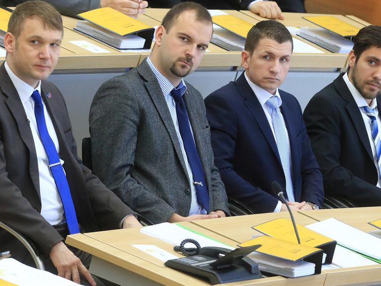 André Poggenburg (l-r), Daniel Roi, Matthias Büttner und Tobias Rausch, sitzen in der ersten Reihe der AfD-Fraktion, aufgenommen am 12.04.2016 während der Konstituierung des neuen Landtages im Plenarsaal in Magdeburg (Sachsen-Anhalt).
