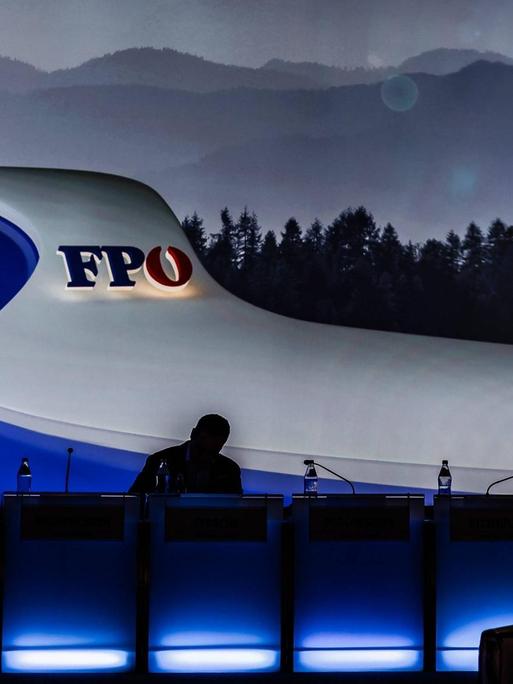 Beim Landesparteitag der FPÖ im April 2019 sitzt der inzwischen zurückgetretene Parteichef Heinz-Christian Strache allein auf dem Podium.